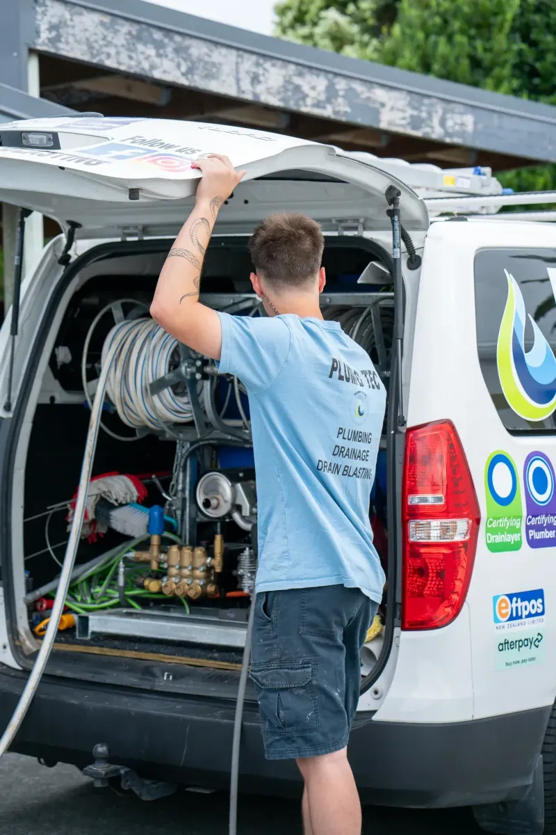 Plumb-D Tec plumber arriving on site